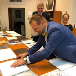 Ministr Baxa navštívil Knihovnu a tiskárnu pro nevidomé K. E. Macana