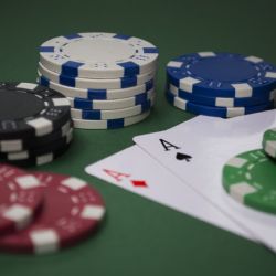 Moderní regulace hazardu funguje, za čtyři roky ubylo 80 % heren a 62 % automatů. Výzvou je internetové hraní