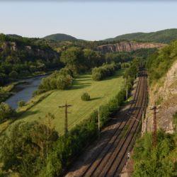 Modernizace mezi Karlštejnem a Berounem startuje. Práce méně ovlivní dopravu