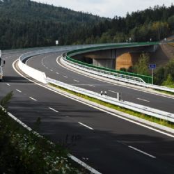 Mýtné efektivně usměrňuje trasy kamionů, zahraniční dopravci využívají v Česku hlavně dálnice