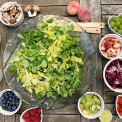 Na jednoho obyvatele připadlo loni v průměru více mléčných výrobků, masa, ovoce a zeleniny