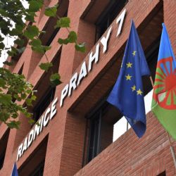 Na radnici vlaje romská vlajka jako připomínka obětí holokaustu