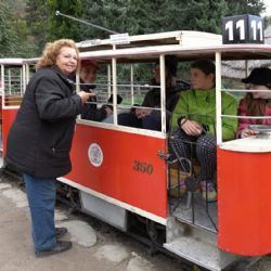 Na trať v Zoo Praha opět vyjede legendární dětská tramvaj