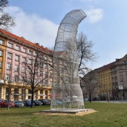 Na Vítězné náměstí dohlíží desetimetrová housenka, dílo sochaře Kurta Gebauera