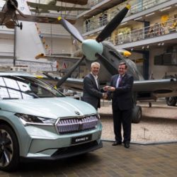 Národní technické muzeum převzalo do svých sbírek vůz ŠKODA ENYAQ iV – první vyrobený elektromobil ŠKODA v České republice