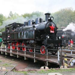 Nostalgické léto na kolejích nabízí parní vlaky na Šumavě či v Posázaví i svezení s „Bobinkou“
