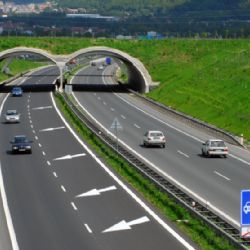 Nové otázky pro autoškoly se zaměřují na dodržování bezpečné vzdálenosti a rizikové situace