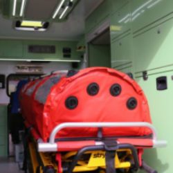 Ochrání před radioaktivním prachem i Ebolou. Záchranáři využívají speciální sanitku