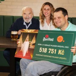 Pilsner Urquell vydražil róbu z piva pro Centrum Paraple