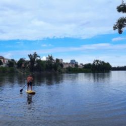 Plovárna na Štvanici půjčuje paddleboardy pro děti a mládež zdarma