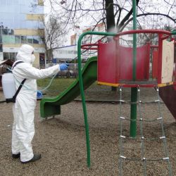 Praha 10 odstartovala pravidelnou dezinfekci svých dětských hřišť