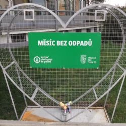 Praha 10 vystavila na Zahradním Městě velké srdce, chce motivovat ke sběru plechovek