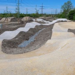 Praha 14 má nové sportoviště – unikátní bikepark