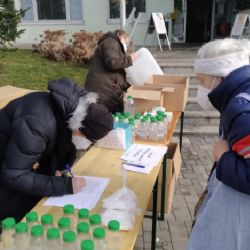 Praha 14 poskytla seniorům a lidem v nouzi tisíce respirátorů