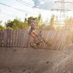 Praha 14 slavnostně otevírá jahodnický bikepark