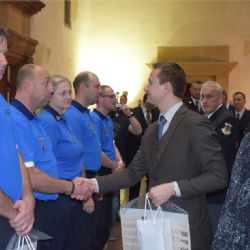 Praha 2 obdaruje strážníky, policisty i hasiče