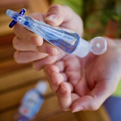 Praha 2 začne svým občanům rozdávat dezinfekci