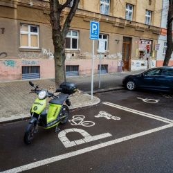 Praha 7 rozšiřuje síť parkovacích stání pro kola, skútry a motorky