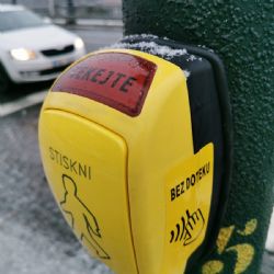 Praha představila bezkontaktní tlačítko pro chodce