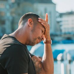 Příjmy domácností i spotřeba reálně klesly