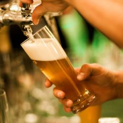 Prodeje piva letos rostou mírně, pivovary napjatě vyhlížejí vývoj situace v zimním období