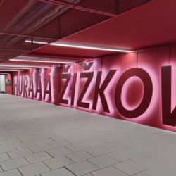 Prodlouženým podchodem na pražském hlavním nádraží denně projdou tisíce lidí