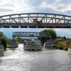 První vysoká loď proplula pod čtyřmi zdvižnými mosty na plavebním kanále Vraňany – Hořín u Mělníka