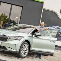 První zákazník v České republice převzal vůz ŠKODA ENYAQ iV