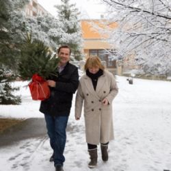 Radnice Prahy 13 přivezla do všech školek vánoční stromky