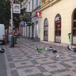 Radnici Prahy 2 došla s parkováním elektrokoloběžek trpělivost