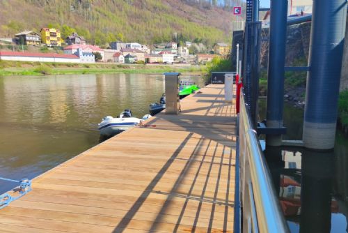 Foto: Rekreační lodě plující po Labi mohou pohodlně přistávat u nového mola v Děčíně