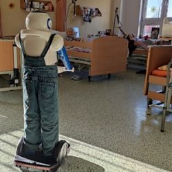 Robot, který pečuje o seniory. Praha 12 má nového zaměstnance