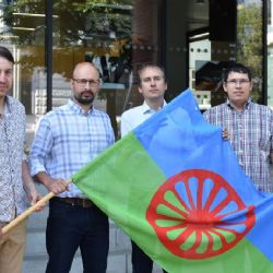 Romská vlajka připomíná památný den romského holokaustu