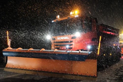 Foto: ŘSD letos vyšle do boje se zimou 201 sypačů a 662 řidičů. Připravena je sůl i dispečeři