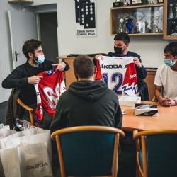 ŠKODA AUTO pomáhá společně s hokejovou reprezentací rozdávat radost dětem z dětských domovů