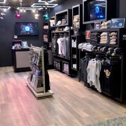 Společnost Hard Rock otevírá ikonický Rock Shop na Letišti Václava Havla Praha