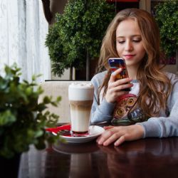 Spotřeba dat na jedné SIM vloni stoupla o 77 %, ceny volání a dat dále klesají