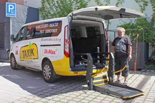 Foto: Taxík Maxík nyní i s novou plošinou pro vozíčkáře