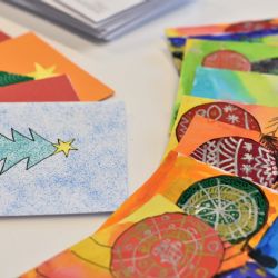 Téměř tisíc seniorů z Prahy 7 dostane vánoční přání od dětí