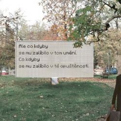 Umělce Haukovou a Chalupeckého bude v „jejich“ parku připomínat billboard řízený umělou inteligencí