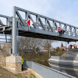 Unikátní železniční most přes plavební kanál na Vltavě se poprvé zkušebně zdvihl