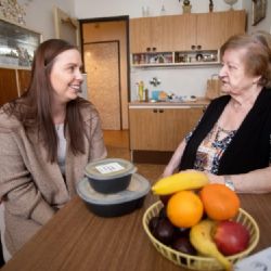 V popelnicích Prahy 7 skončilo o 42 000 jednorázových obalů méně