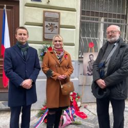 V Praze 2 byla odhalena pamětní deska věnovaná armádnímu generálovi Karlu Janouškovi