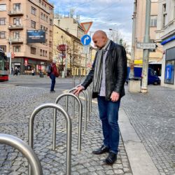 V Praze 5 u Anděla zaparkujete kola v nových cyklostojanech