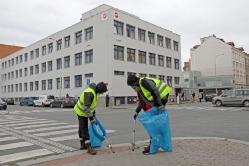Foto: V Praze 7 pomáhají uklízet lidé bez domova