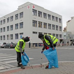 V Praze 7 pomáhají uklízet lidé bez domova