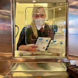 V Praze si cestující od úterý mohou zakoupit respirátor na 40 místech v MHD