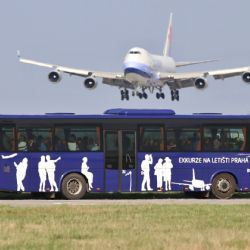 V těsné blízkosti letadel. Letiště Praha obnovuje exkurze