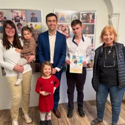 Výherci míče s podpisy Ronalda a Messiho