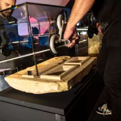 Vzácné artefakty ze světové výstavy Sluneční králové se vydaly na cestu domů